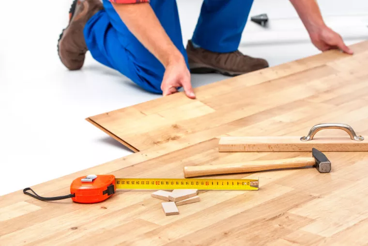 Poser du parquet sur du carrelage sans enlever les plinthes, Rouen, AN BAT